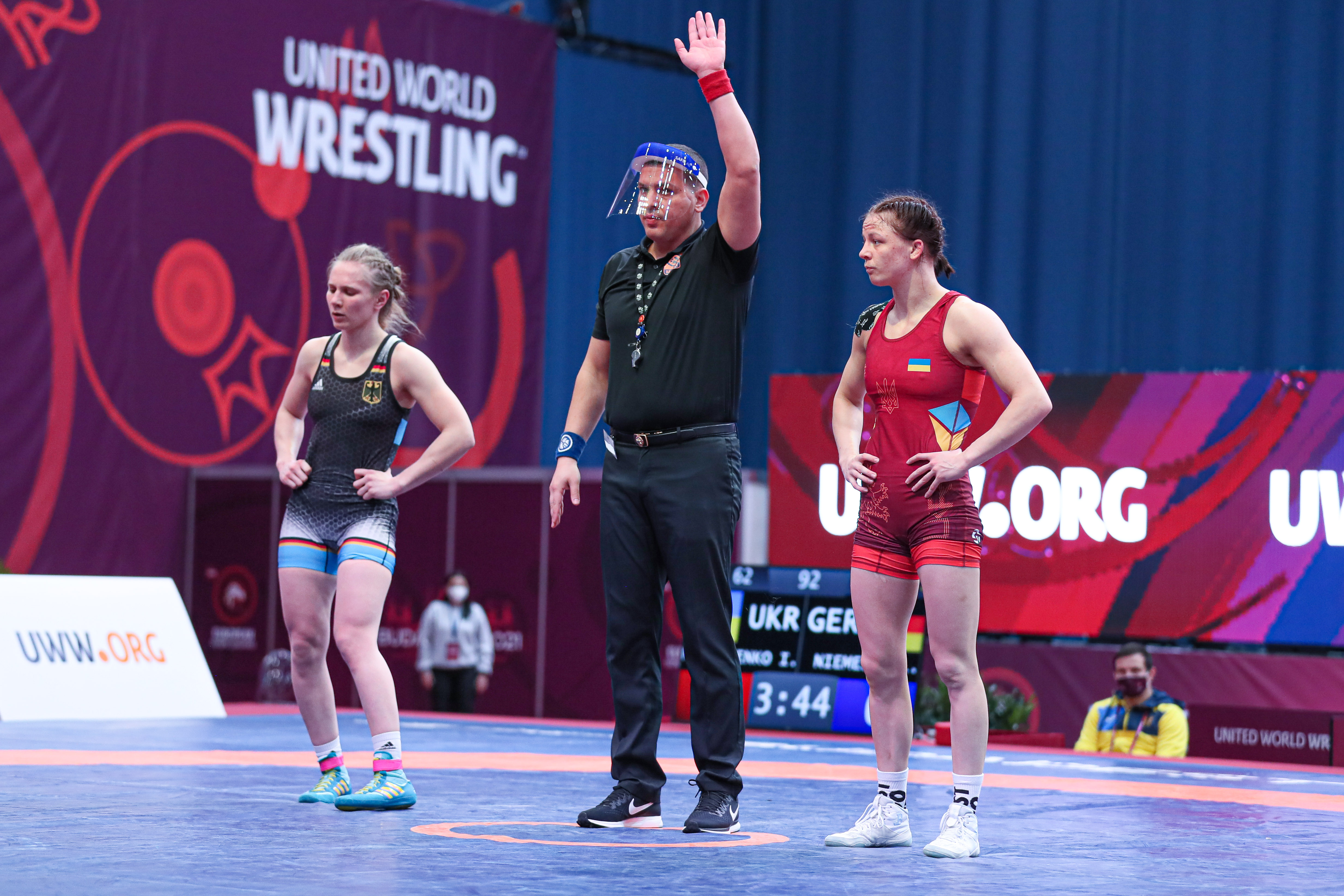 Перемога Ірини (у червоному трико) над німецькою борчинею